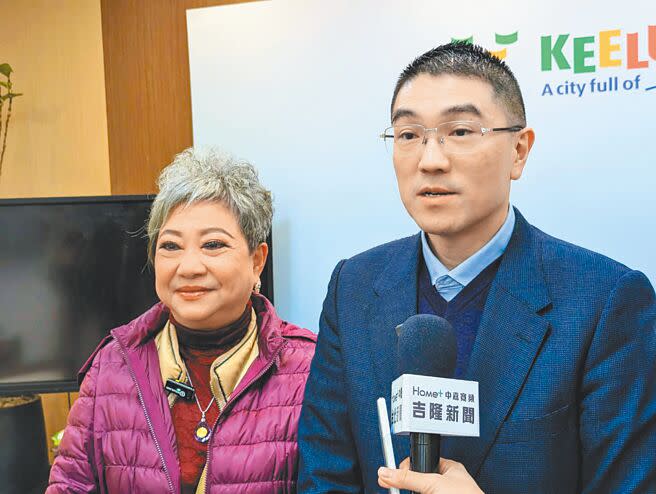 資深藝人吳敏（左）6日以台灣觀光聯盟總會創會理事長身分拜會基隆市政府，與市長謝國樑（右）共同討論疫後觀光振興議題。（張志康攝）