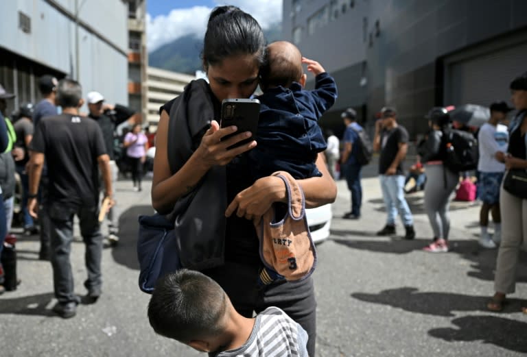 Familiares de personas detenidas durante las protestas tras las elecciones esperan noticias afuera del centro de detención de la policía venezolana en Caracas, el 1 de agosto de 2024. (Raul ARBOLEDA)