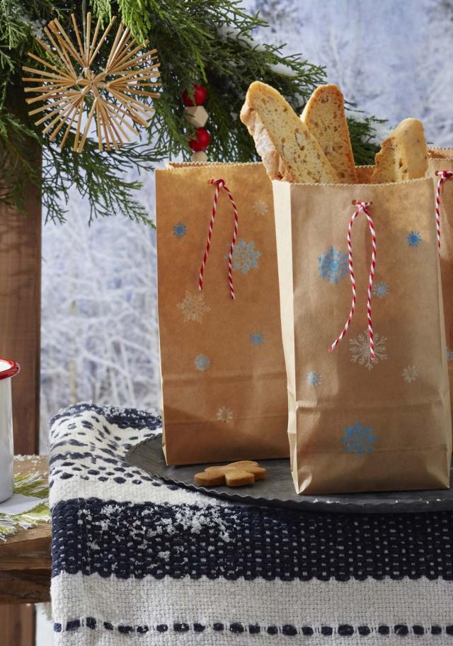 Using brown kraft paper as a Christmas tablecloth is a festive