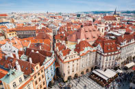 <p>Tschechien mag nicht das erste Land sein, an das man bei einem erholsamen Urlaub denkt. Doch Prag hat in der Gunst der Touristen nicht nachgelassen, im Gegenteil: Im Vergleich zum Vorjahr kann sich Prag um zwei Plätze verbessern. </p>