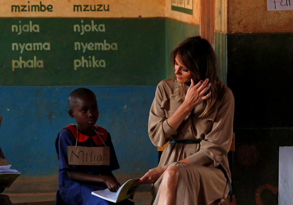Melania Trump acudió a una escuela en Malawi que recibe apoyo en libros del programa USAID de EEUU, al que el presidente Donald Trump ha querido, sin lograrlo, recortarle drásticamente sus recursos (Reuters)