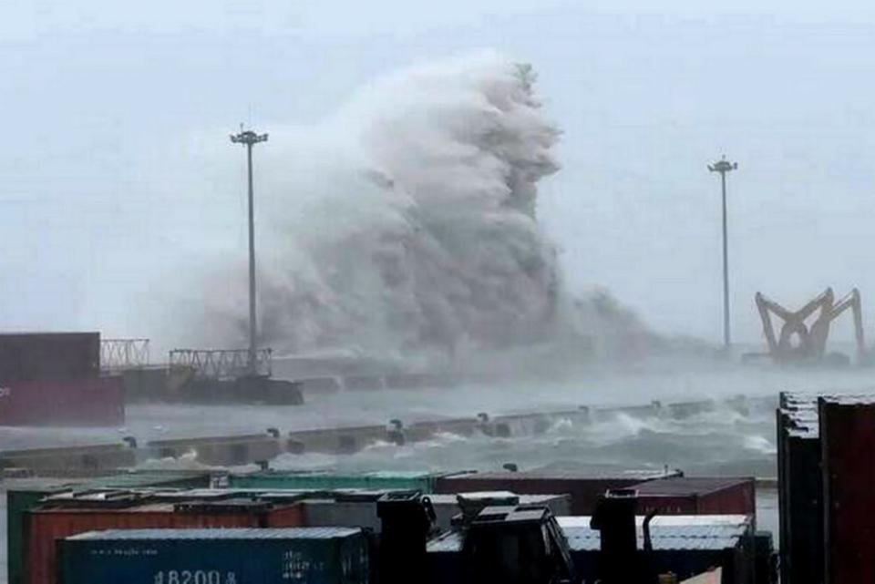 杜蘇芮強襲金門，料羅港海堤遭長浪拍打，掀起駭人的滔天巨浪。（記者陳金龍翻攝）