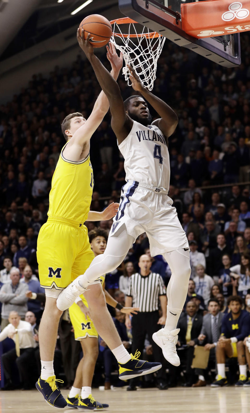 Villanova's Eric Paschall, right, goes up for a shot against Michigan's Jon Teske during the first half of an NCAA college basketball game, Wednesday, Nov. 14, 2018, in Villanova. (AP Photo/Matt Slocum)