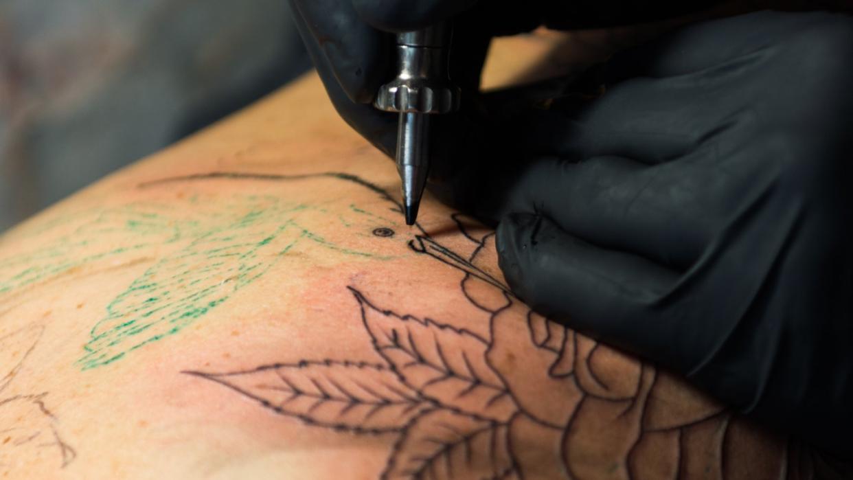 Tätowierfarbe kann sich im Lymphsystem ablagern und dort toxisch wirken. Laut einer Umfrage unterschätzen viele Menschen die Risiken eines Tattoos. Foto: Christophe Gateau