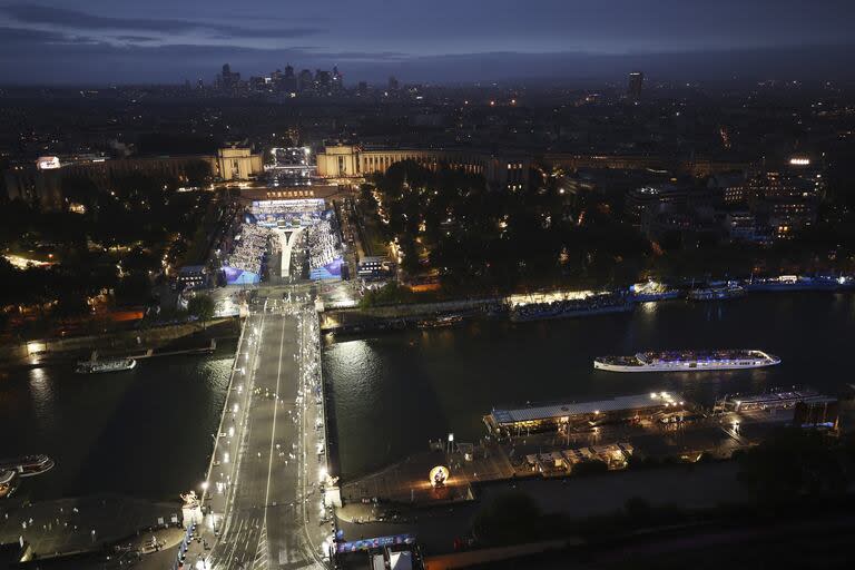 Una vista general de París, mientras los barcos de atletas viajan a lo largo del Sena