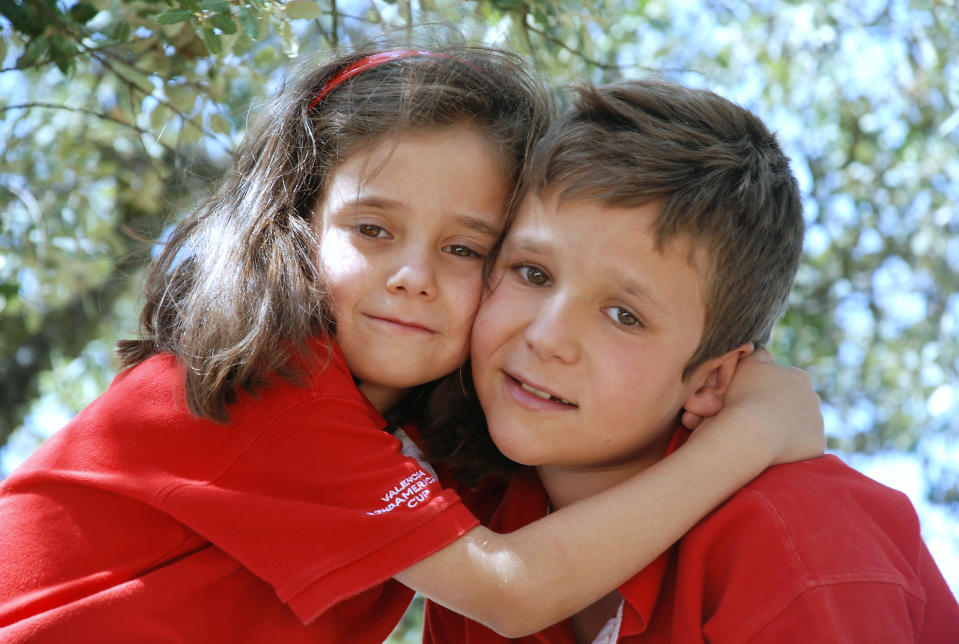 Victoria Federica y Froilán fueron los encargados de felicitar la Navidad de 2007, demostrando que se llevan fenomenal. (Foto: Casa de Su Majestad el Rey / Getty Images)