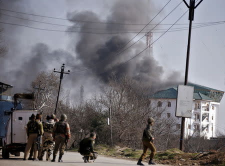 Smoke billows from a building, in which Indian authorities say suspected militants are holed up, during a gun battle on the outskirts of Srinagar February 21, 2016. REUTERS/Danish Ismail