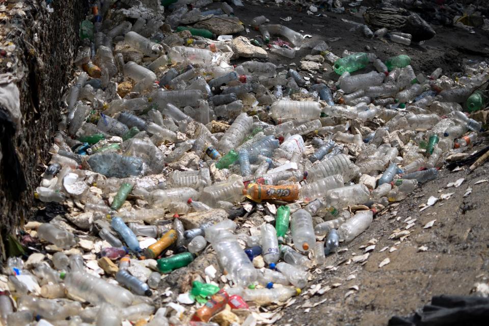 Una montaña de basura plástica en el río Las Vacas que se forma de las aguas del Motagua (Johan ORDONEZ / AFP) ( JOHAN ORDONEZ/AFP via Getty Images)