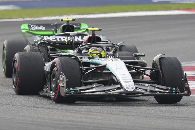 Lewis Hamilton trepó desde el decimoctavo al noveno puesto en el clasificador en Shanghái; el británico es el piloto que ganó en mayor cantidad de circuitos en la Fórmula 1 y aventaja por cinco a Max Verstappen en el rubro