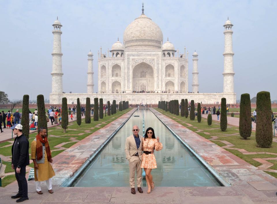 Jeff Bezos y su novia, Lauren Sanchez, en Taj Mahal. (Getty Images)