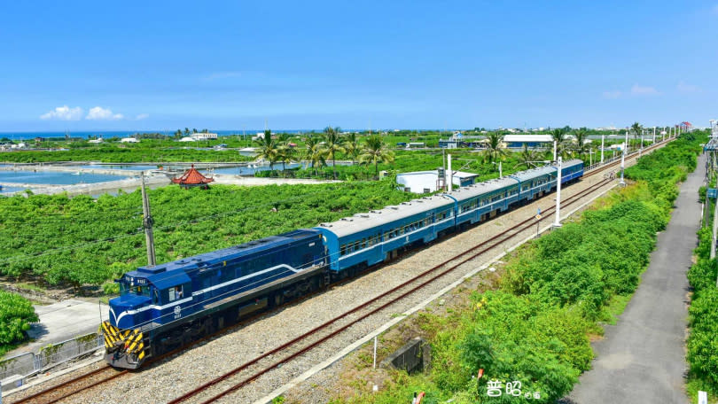 去年南迴鐵路全線電氣化後，藍皮普快車走入歷史，轉型為觀光列車「藍皮解憂號」。（圖／吳普昭提供）