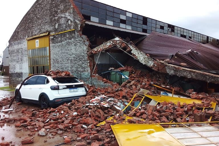 En la localidad de 9 de Julio se produjeron serios destrozos por el avance de una fuerte tormenta