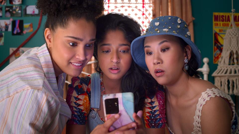 (L to R) Lee Rodriguez as Fabiola Torres, Maitreyi Ramakrishnan as Devi, Ramona Young as Eleanor Wong in episode 401 of Never Have I Ever. (Netflix)
