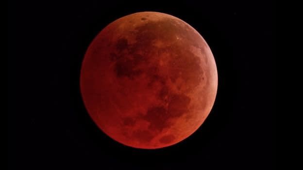 Luna de sangre: Durante un eclipse lunar total, la luz del sol es filtrada por la atmósfera de la Tierra y por ello la Luna se torna de una tonalidad anaranjada.