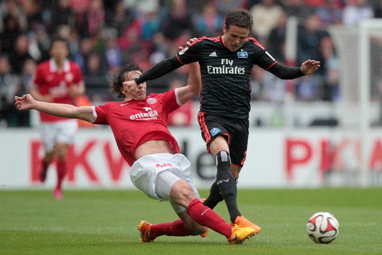 Mainz' Austrian midfielder Julian Baumgartlinger (L) and Hamburg's midfielder Nicolai Mueller vie for the ball during their German first division Bundesliga football match in Mainz, Germany on May 3, 2015