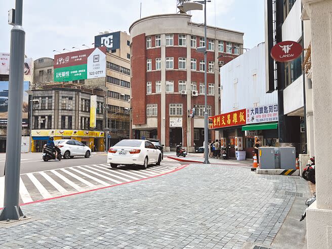 新竹東門圓環車道上出現一大塊禁止區域，既不給人走又禁行汽機車。（王惠慧攝）