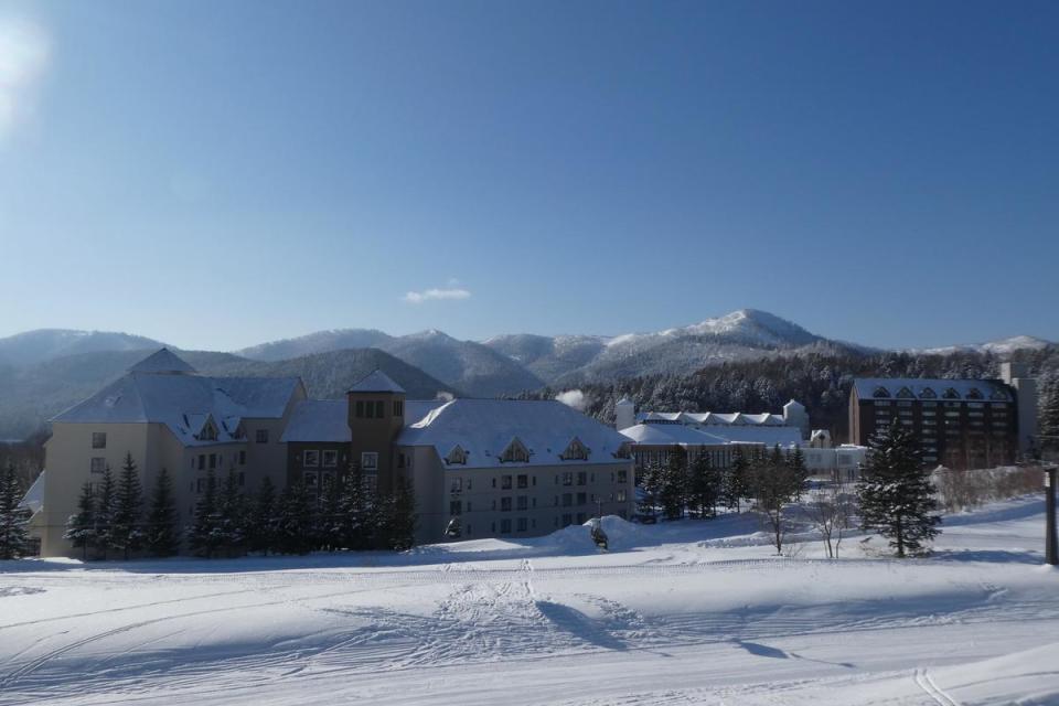 度假村緊臨滑雪場。