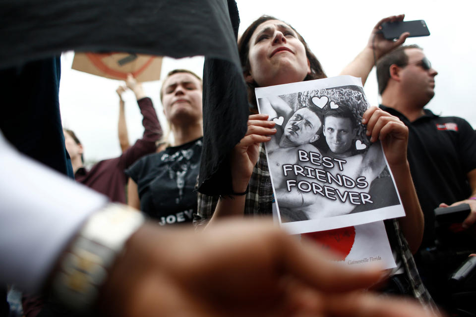 <p>Demonstrators gather at the site of a planned speech by white nationalist Richard Spencer, who popularized the term ‘alt-right’, at the University of Florida campus on Oct.19, 2017 in Gainesville, Fla. (Photo: Brian Blanco/Getty Images) </p>