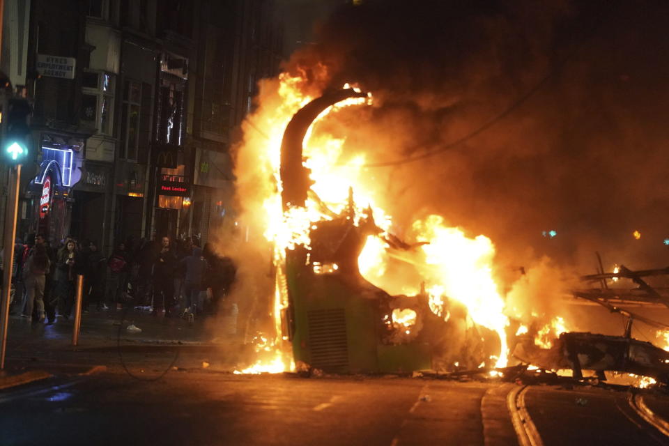 Un autobús arde en la calle O'Connell después de que se desataran episodios violentos en el centro de Dublín, el jueves 23 de noviembre de 2023, tras un ataque con arma blanca en el que una niña de 5 años fue herida de gravedad. (Brian Lawless/PA vía AP)