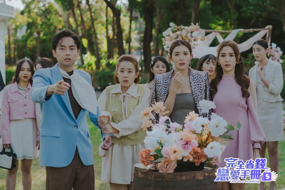 左起林鶴軒、胡煜詩、周智慧、潘映竹參加林莎的婚禮。（圖／TVBS）