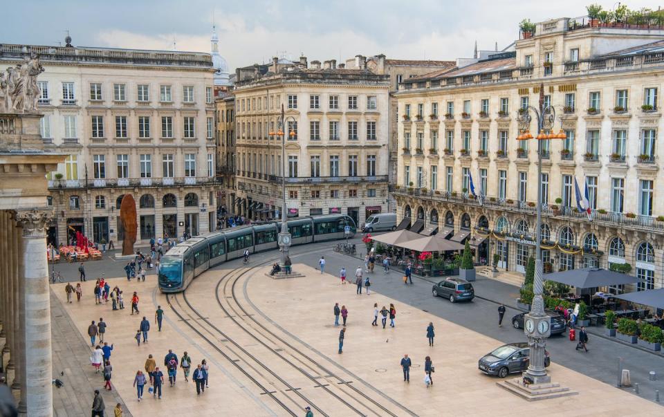 Vue sur la place de la Comédie et le célèbre bâtiment du Grand Théâtre de la ville de Bordeaux. Shutterstock