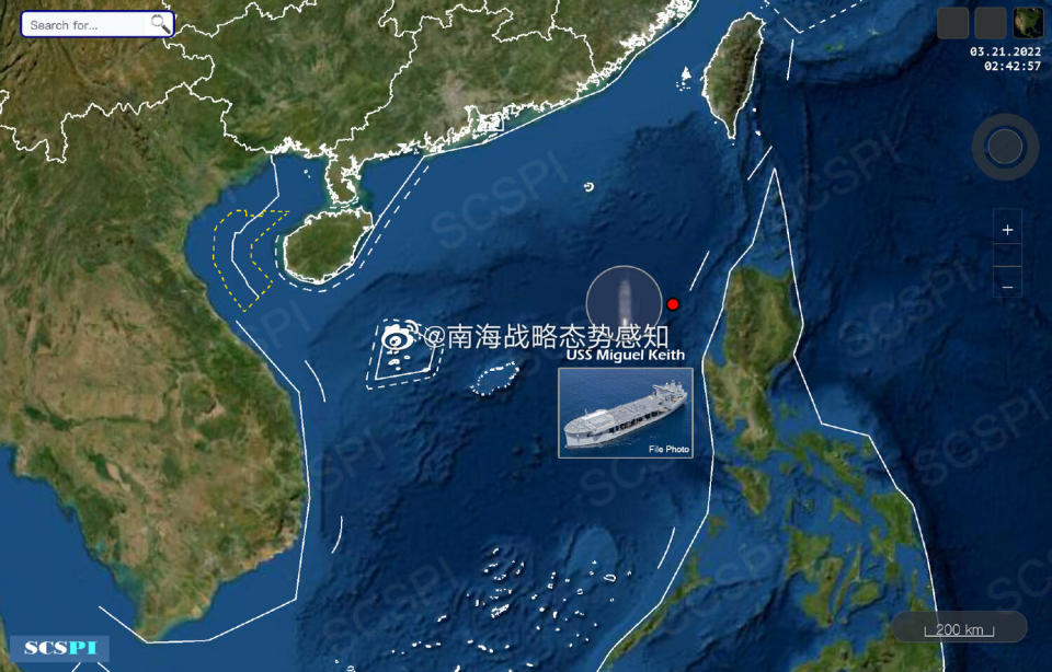 中國半官方智庫、北京大學「南海戰略態勢感知計劃」(SCSPI)，宣稱美軍9萬噸遠征移動基地艦「米格爾基思號」在1艘勃克級飛彈驅逐艦的陪同下，出現在巴士海峽西南位置。   圖：翻攝南海戰略態勢感知微博