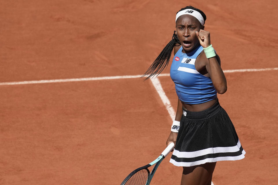 Coco Gauff celebra tras ganar el duelo de tercera ronda ante Mirra Andreeva en la tercera ronda del Abierto de Francia, el sábado 3 de junio del 2023. (AP Foto/Christophe Ena)