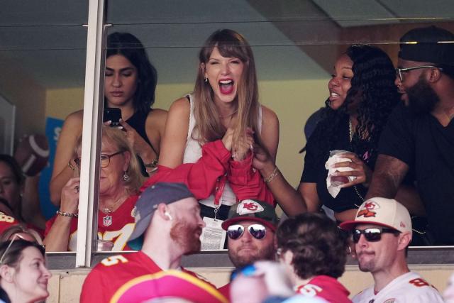 Taylor Swift makes appearance at KC Chiefs game l GMA 