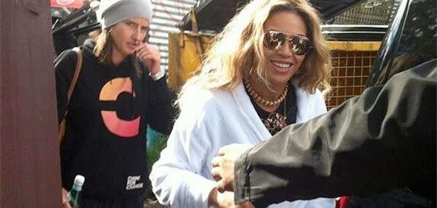 Beyonce prepares for photo-shoot outside Brunswick home. Photo: Twitter (@beyoncelite)