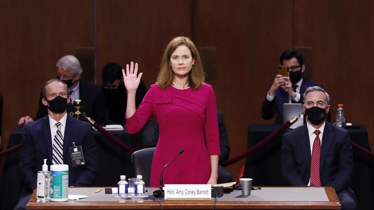 Richter-Kandidatin Amy Coney Barrett wird bei der Anhörung vereidigt.