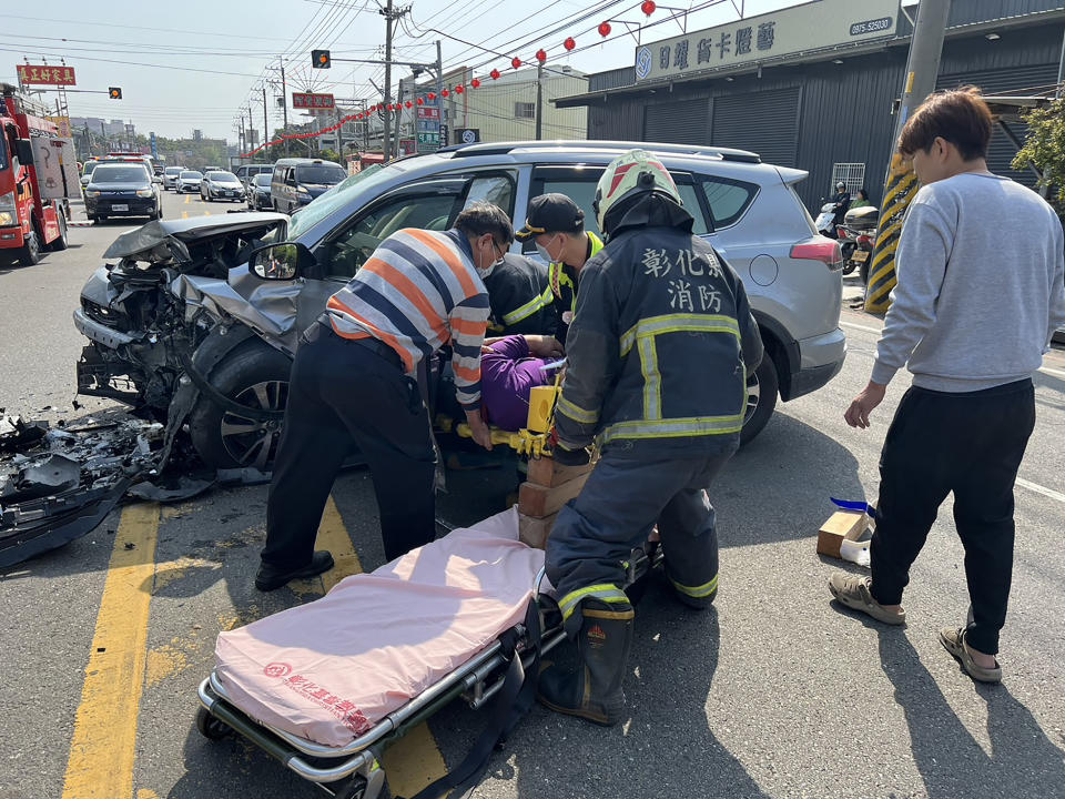 彰化縣埔心鄉員鹿路21日上午發生重大車禍，60歲男子駕駛灰色休旅車，突然跨越雙黃線撞擊對向白色休旅車，導致4車追撞，3男1女受傷送醫，其中2人傷勢危急。（中央社／民眾提供）