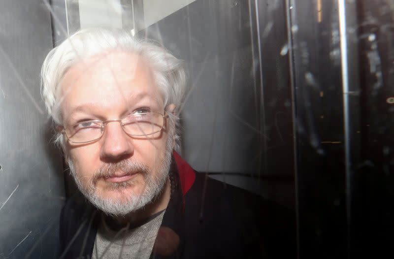 FOTO DE ARCHIVO: El fundador de WikiLeaks, Julian Assange, deja la Corte de Magistrados de Westminster en Londres, Reino Unido, el 13 de enero de 2020