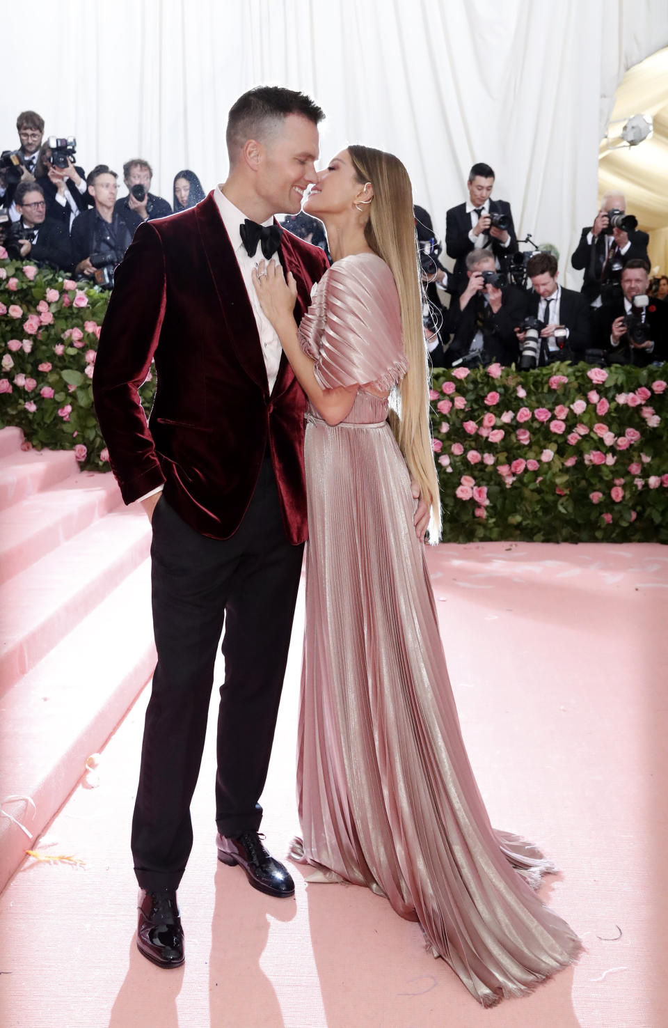 <p>Gisele Bündchen y Tom Brady son una de las parejas clásicas de la Met Gala y derrocharon tanto amor como elegancia sobre la alfombra roja. El deportista lució un esmoquin de terciopelo granate y la modelo un vestido metálico plisado de Dior. (Foto: Mario Anzuoni / Reuters). </p>