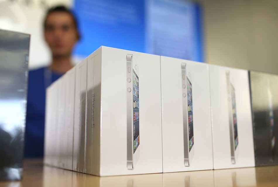 <b>9. iPhone 5</b><br>Lunghe file fuori dai negozi anche in Italia, come nel resto del mondo, ma l'attesa per iPhone 5 è cominciata online.<br><br><a href="http://it.notizie.yahoo.com/foto/gadget-migliori-del-2012-slideshow/" data-ylk="slk:Scopri quali sono i gadget high-tech da non perdere il prosismo anno!;elm:context_link;itc:0;sec:content-canvas;outcm:mb_qualified_link;_E:mb_qualified_link;ct:story;" class="link  yahoo-link"><b>Scopri quali sono i gadget high-tech da non perdere il prosismo anno!</b></a>