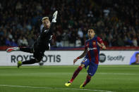 Las Palmas' goalkeeper Aaron Escandell, left, fails to save the ball as Barcelona's Raphinha scores his side's opening goal during a Spanish La Liga soccer match between Barcelona and Las Palmas at the Olimpic Lluis Companys stadium in Barcelona, Spain, Saturday, March 30, 2024. (AP Photo/Joan Monfort)