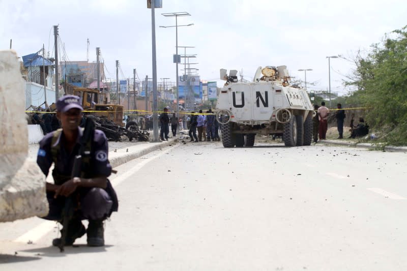 Un attentat suicide perpétré contre la principale base de maintien de la paix de l'Union africaine à Mogadiscio, en Somalie, a fait au moins sept morts mardi. L'attaque a été revendiquée par le groupe islamiste somalien Al Chabaab, qui veut renverser le gouvernement du pays. /Photo prise le 26 juillet 2016/REUTERS/Ismail Taxta