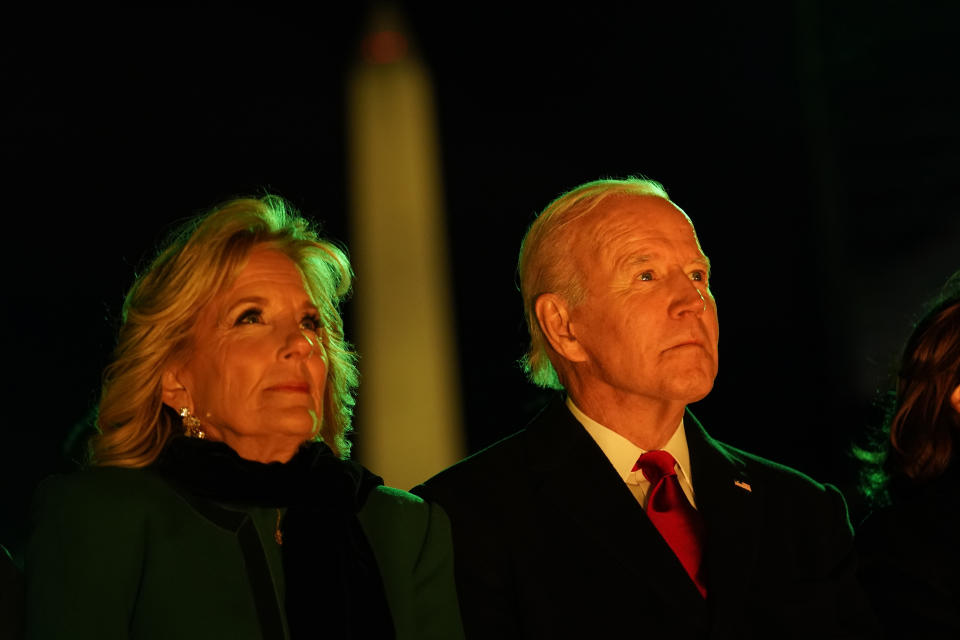 El presidente Joe Biden y la primera dama Jill Biden asisten a la ceremonia de encendido del árbol de Navidad en la Elipse de la Casa Blanca, el miércoles 30 de noviembre de 2022, en Washington. (AP Foto/Andrew Harnik)