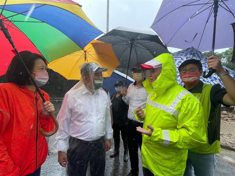 陽明山大風大雨，吳思瑤說，在中興路土石坍塌現場陪著阿中跟里長勘災，前後半小時不到，自己已經全身濕透。同行的每個人都狼狽不堪，阿中也是。（圖／翻攝自吳思瑤臉書）