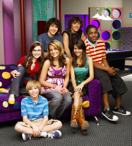 <p>Everett Collection</p> 'Zoey 101' cast members: Sean Flynn, Matthew Underwood, Christopher Massey, Erin Sanders, Jamie Lynn Spears, Victoria Justice, and Paul Butcher