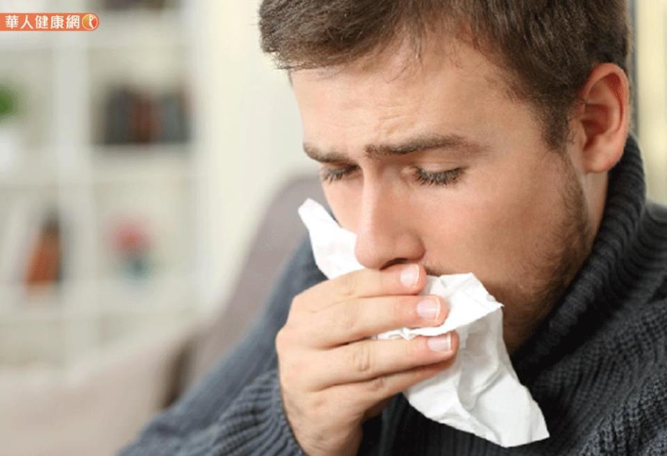 遠離咳嗽自保，要避免接觸過敏原：家中盡量減少使用布窗簾、地毯、布沙發，可以用防塵枕頭、被單等，避免塵蟎誘發過敏。