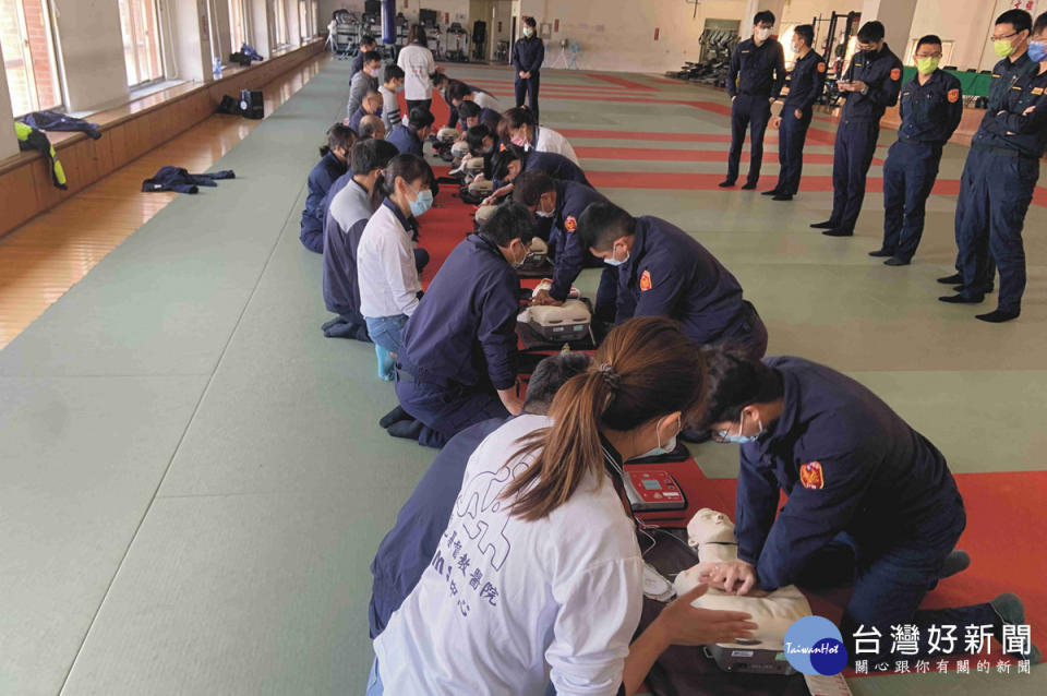 彰基團隊指導彰化縣警局「員警創傷急救」課程 - CPR、AED教學。圖／彰基醫院提供