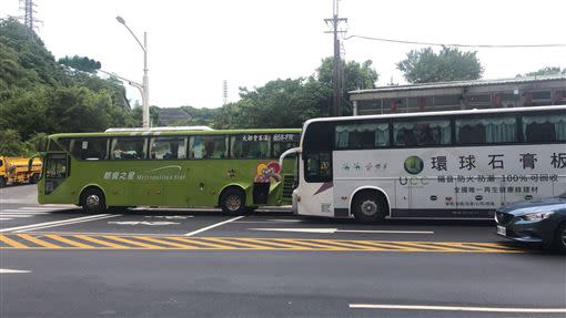 客運與公車發擦撞。（圖／翻攝畫面）