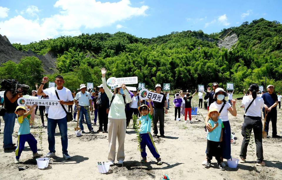 日月光的植樹造林活動，邀請許多幼稚園、國小、國中的學子一同參與，希望他們藉此認識自己的土地、愛護自己的土地。（日月光提供）