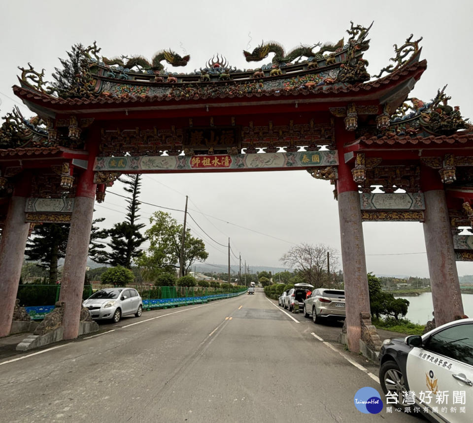 大溪區迎富送窮廟，許多香客慕名前往參香拜廟，大溪警分局規劃疏導交通措施。