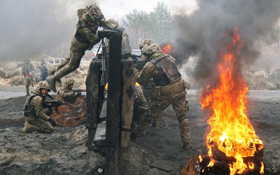 Military personnel at a training ground in the Zhytomyr Region - Pavlo Bahmut / Avalon/Avalon