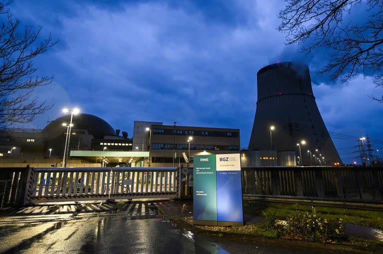 Una foto tomada el 10 de abril de 2023 muestra un cartel de la multinacional energética alemana RWE a la entrada de la central nuclear de Emsland en Lingen, oeste de Alemania.