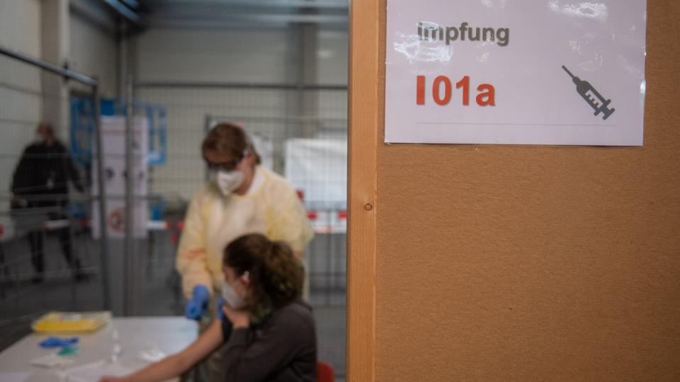 Dorothea Gansloser (l.) und Kim Gühler simulieren im Messezentrum Ulm eine Impfung. Das Deutsche Rote Kreuz probte den Ablauf zur  Impfung eines Corona-Impfstoffs in dem neben weiteren für das Land Baden-Württemberg geplanten Impfzentren.