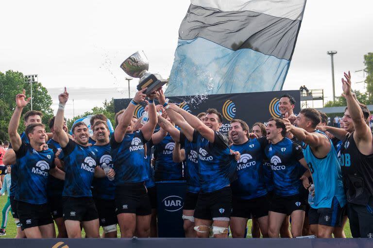 Los jugadores de SIC levantan la copa que los consagra como campeones del Nacional de Clubes, gracias a la victoria sobre Universitario, de Tucumán, por 25-18.