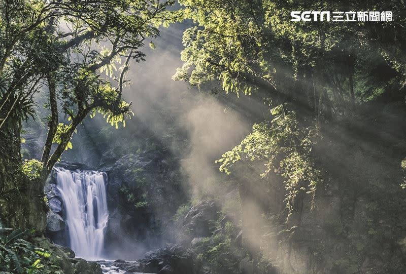 內洞國家森林遊樂區有網友號稱全台最美的瀑布，特殊時間呈現的山林聖光，宛如仙境讓內心超Peace（圖／林務局提供）