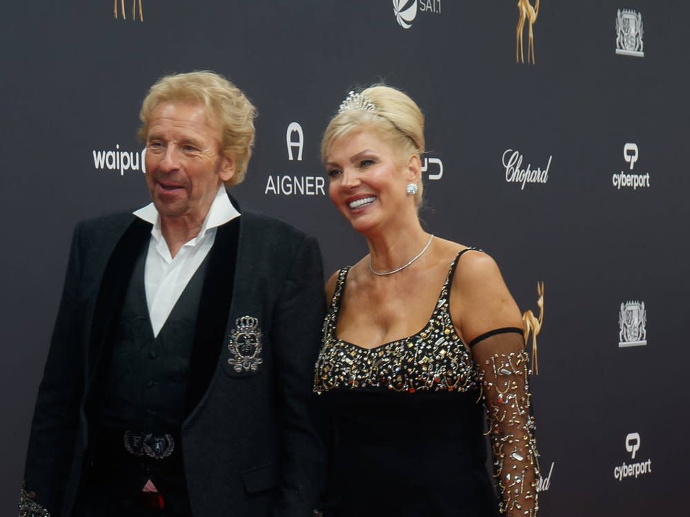 Thomas Gottschalk mit seiner Lebensgefährtin Karina Mroß auf dem roten Teppich. (Bild: imago/Eventpress)